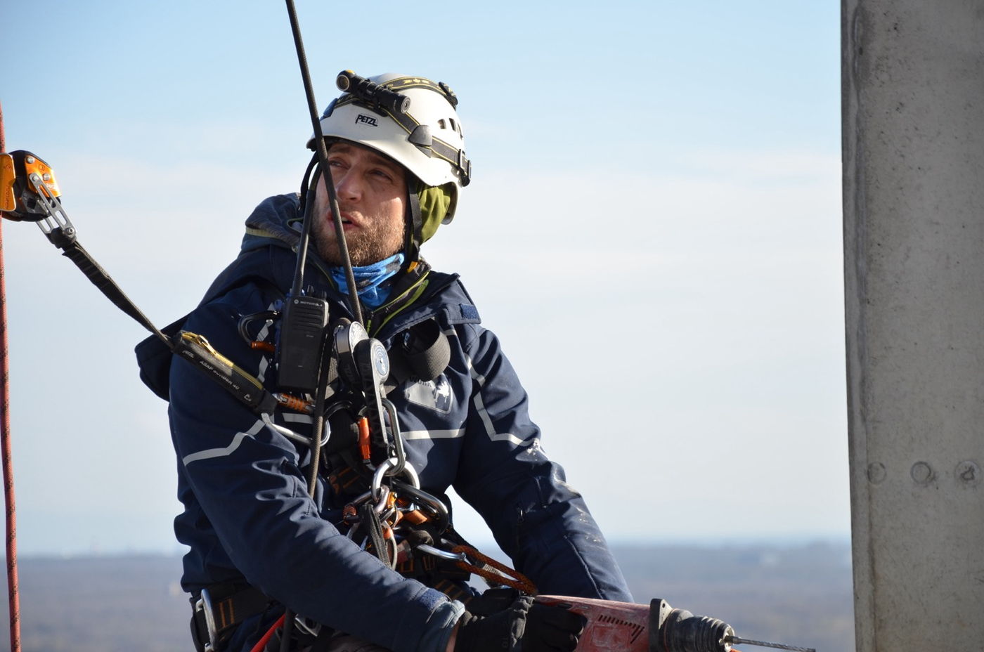 Prace alpinistyczne na linach z wiertarką