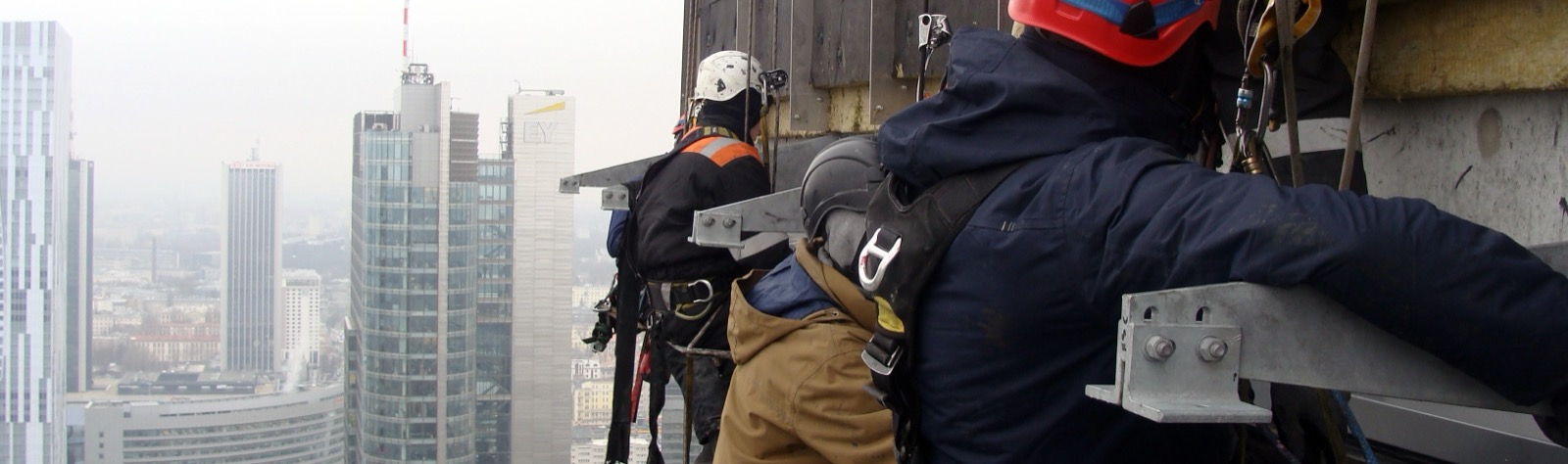 Zespół na elewacji wieżowca w Warszawie